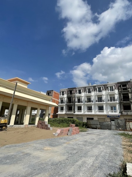 Nhà 1 trệt 3 lầu ngay trung tâm chợ TX Bình Minh