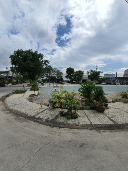 Cho thuê khu đất hơn 1000m2 Dĩ An