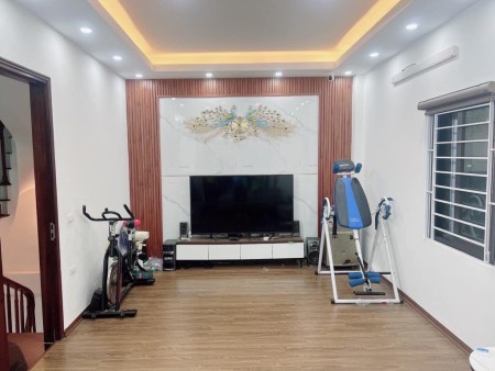 Bán nhà ở Minh Khai, 32m2, 5 tầng, 3 phòng ngủ, 3 tỷ 2, trung tâm phường.