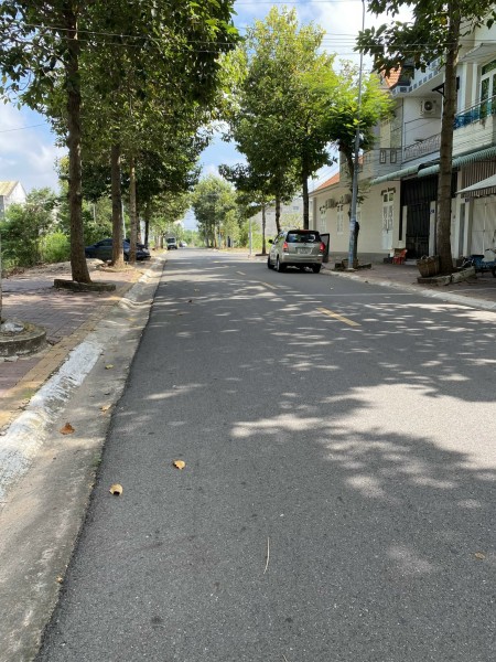 cần tiền bán nhanh lô đất ngay chợ Long Điền