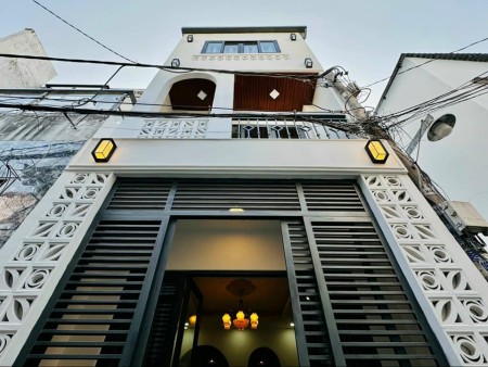 Bán gấp nhà ngay chợ Bình Chánh, giá 770 triệu, 1 trệt 2 lầu, DT 100m2, giá 750 triệu.