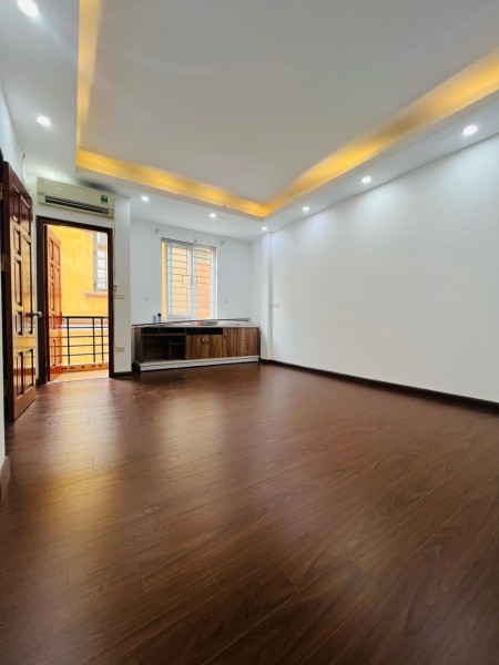 Bán nhà Hoàng Quốc Việt - Ngõ thông - Ô tô - Nhích 5 tỷ
