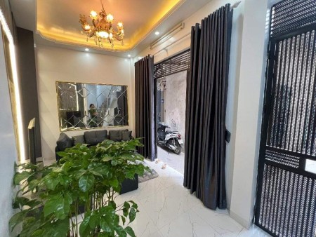 Chính chủ cần bán gấp nhà 37m2 tại ngõ 245 Định Công giá 4 tỷ