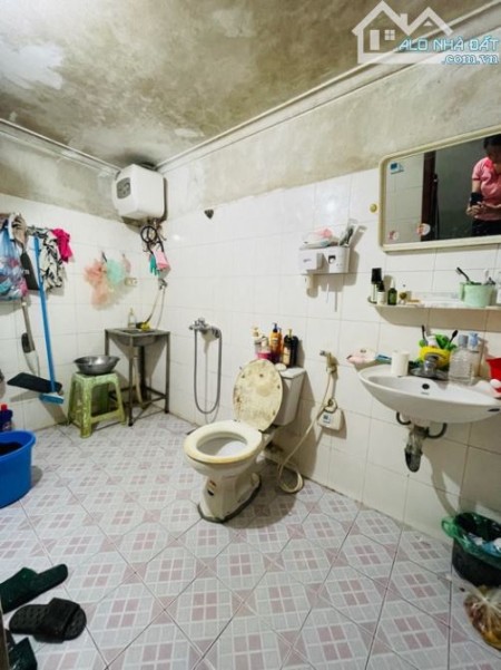 Bán nhà mặt ngõ Đê La Thành 50 m2 8.5 tỷ.