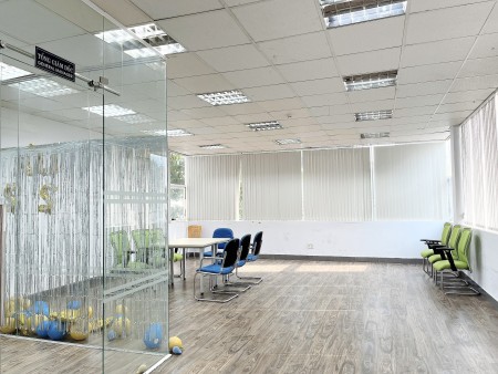 Cho thuê văn phòng tại Trần Quang Khải, Quận 1, DT 95m² view kính sáng đẹp