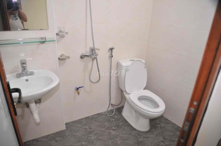 Phòng đơn khép kín, ban công thoáng mát, nhà 04 tầng