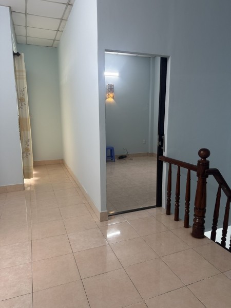 Nhà 2 mặt tiền hẻm oto, cách Võ Văn Ngân 6m. 2pn 2wc, sẵn máy lạnh