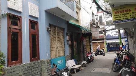 Nhà sát mặt tiền Đồng Đen, ô tô đậu gần nhà, 3.3 tỷ