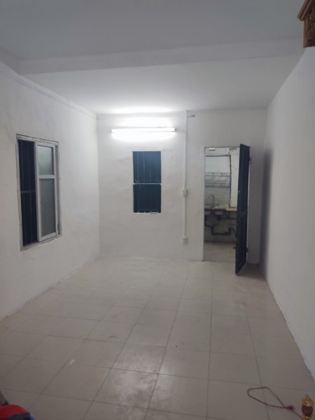 Cho thuê nhà tập thể tầng 2 (nhà riêng tại Định Công), diện tích 40m2 có gác xép, giá 4 triệu/tháng.