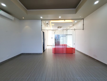 Cho thuê văn phòng 56m2 nội thất cơ bản căn góc đẹp giá chỉ 15 triệu The Sun Avenue