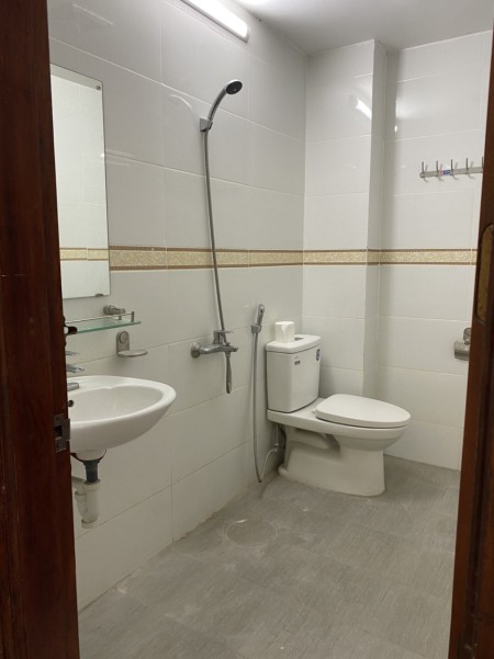 Văn phòng ô tô đỗ cửa - khép kín 50m2 tầng 2 gía hơn 6 triệu , dùng ngay