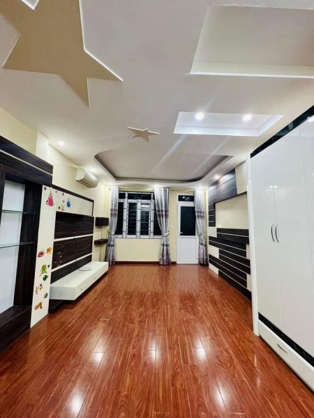SIÊU PHẨM, SIÊU HỜI. Bán nhà Cầu Giấy 38m2 5T, nhỉnh 6 tỷ, 3 mặt thoáng, 30m ra hồ, ô tô
