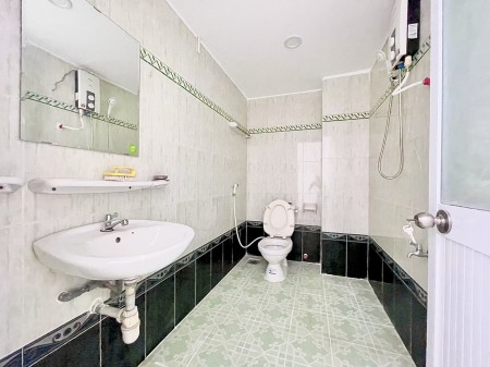 Cho thuê căn hộ 1 phòng ngủ, có ban công máy giặt riêng gần Hutech, ngã tư Hàng Xanh