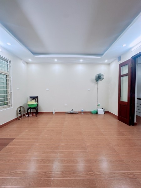 Bán nhà Bồ Đề 37m 5 tầng dân xây 5 m ra ngõ thông Hồng Tiến bồ đề