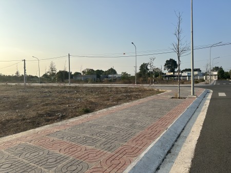 Em Văn nắm chủ hỗ trợ khách ra lô đất KDC Lan Anh 7