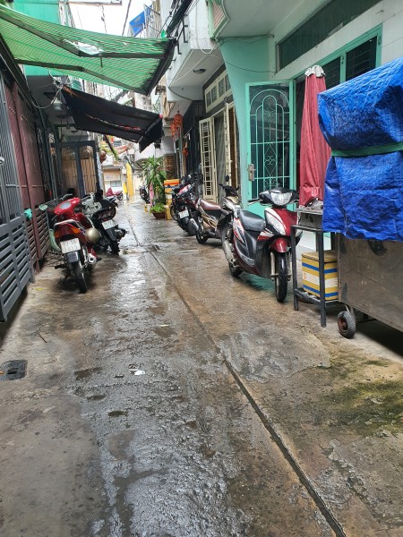 NHÀ CẦN BÁN. VỊ TRÍ ĐẸP. CHỈ 4.4 TỶ. Kết cấu: 1 trệt, 2 lầu có sân thượng. Tổng: 4 PN + 2 WC.