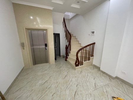 Bán nhà Trần Quốc Hoàn thang máy ô tô đỗ cửa 40m2 giá 16 tỷ
