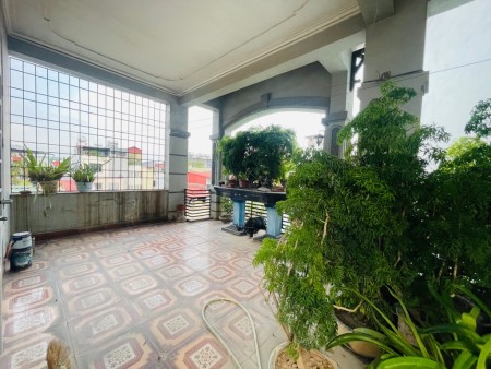 Bán nhà dân xây trung tâm Long Biên Bồ Đề Nguyễn Văn Cừ 122 m 4 tầng sân vườn gara ô tô