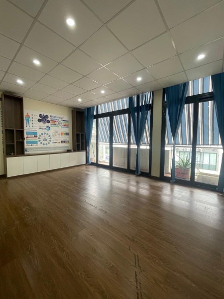 Văn phòng 170m2 có thang máy, 2p 2wc Nội thất sẵn Giá 9tr