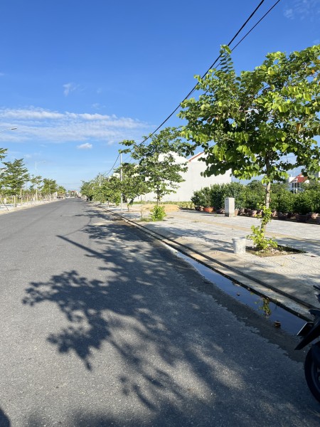 Bán đất nền villa trung tâm Hội An, sổ đỏ lâu dài, view Công viên, mặt đường 33m giá chỉ 2xtr/m2