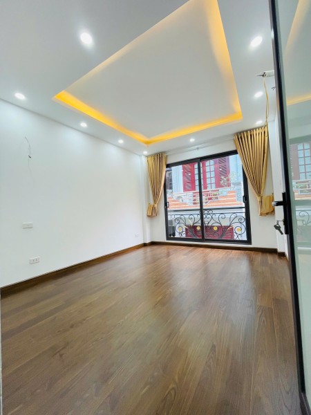 Nhà Mới Tinh, Trung Tâm Quận Thanh Xuân 39m2, Gần Phố, Ngõ Rộng, Chủ Tặng Lại Nội Thất