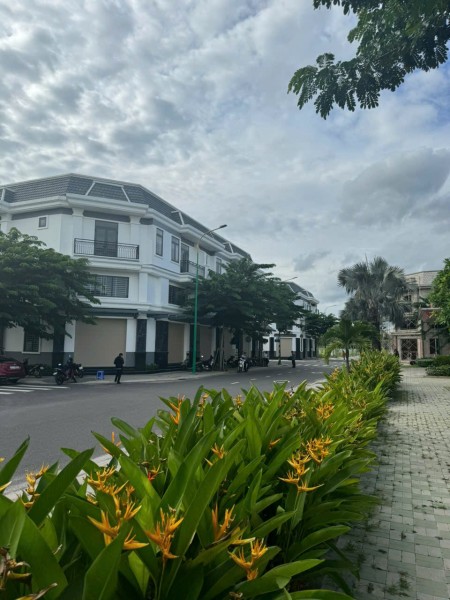 Chuyển về Sài Gòn sống nên bán gấp căn nhà ngay KCN Mỹ Phước, Bình Dương, 5x16, Giá: 2.4 tỷ (TL)