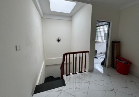 Bán nhà Ngô Gia Tự Long Biên, dt 30m2, Mt 5.2m, giá chào bán 4,5 tỷ.