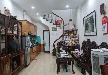 Bán nhà tặng nội thất sang trọng tại Hoa Lâm, Long Biên dt 30m2, MT 3.7m, giá chào 5.2 tỷ.