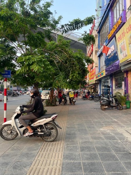 BÁN NHÀ TRƯỜNG CHINH NGAY MẶT ĐƯỜNG, KINH DOANH SẦM UẤT, THUẬN TIỆN ĐI LẠI.