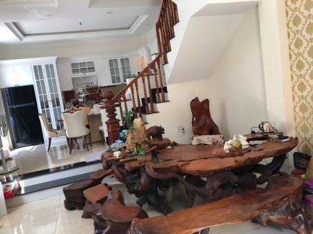 BIỆT THỰ LÔ GÓC SIÊU ĐẸP, 2 MẶT ĐƯỜNG NHỰA 10m, SAU LƯNG ĐH LUẬT, 10X15; CHỈ 19,x TỶ.