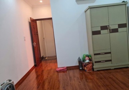 Bán nhà Hoa Lâm quận Long Biên, diện tích 30m2, 5 tầng, mặt tiền 3.7 m, giá chào 5.1 tỷ