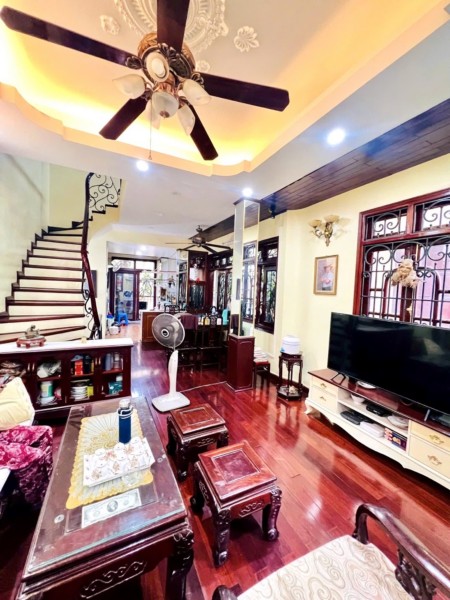 Bán nhà mặt tiền rộng tại Đường Trần Quốc Hoàn, Cầu Giấy, Hà Nội diện tích 40m2 giá 18.5 Tỷ