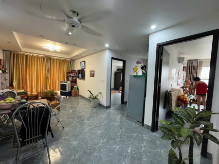 Gia đình cần bán căn hộ 2 ngủ 2 vệ sinh chung cư FLC Star Tower giá 4,02 tỷ
