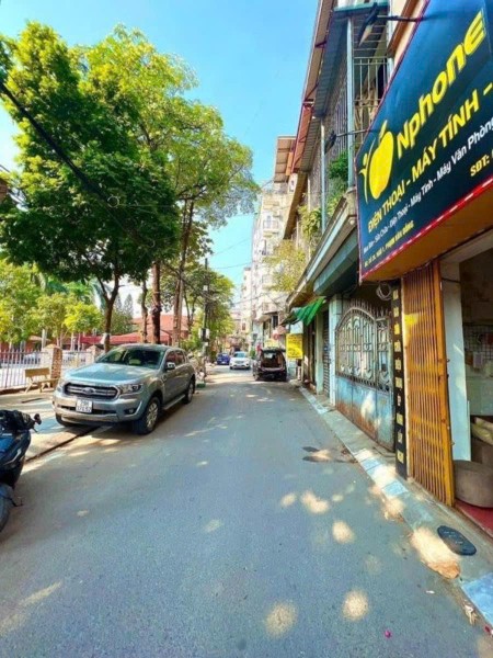 Bán nhà đẹp khu vực Cầu Giấy, có vỉa hè oto tránh nhau, mặt phố kinh doanh sầm uất 80m2, 28 tỷ