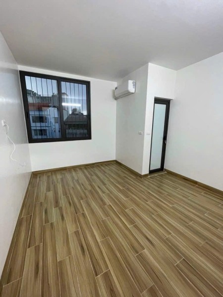 Lĩnh Nam, Hoàng Mai, 38m2, 5 tầng, 6.2 tỷ. Nhà mặt ngõ nông rộng