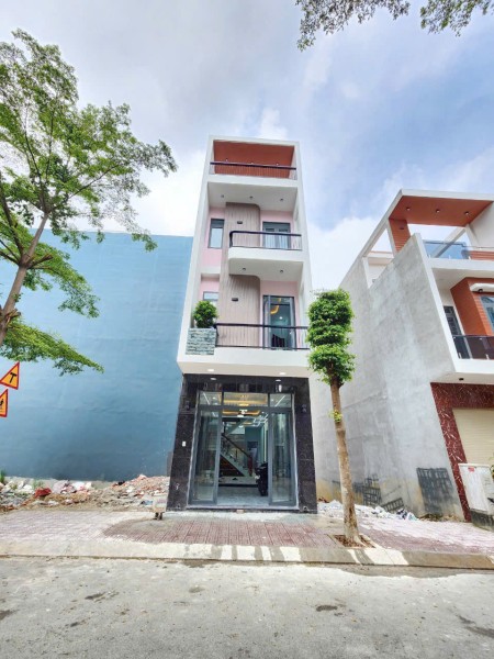 Chủ nhà cần bán gấp căn nhà 1 trệt 2 lầu đối diện chợ ngay trung tâm Thuận GIao, Thuận An
