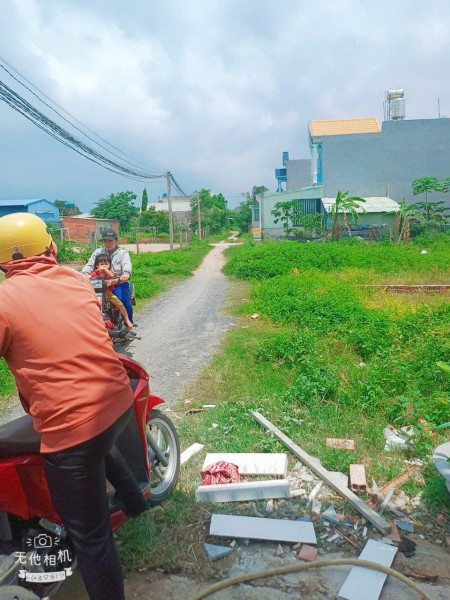 Cần bán lô đất 140M2 - Chỉ 950 triệu - Ngay Giông Lớn - Đức Hòa - Long An