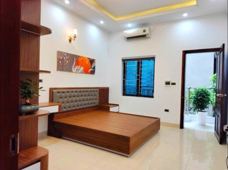 Bán nhà Hoàng Liệt, ô tô đỗ cổng, mặt tiền rộng, 35M2, nhỉnh 4,5