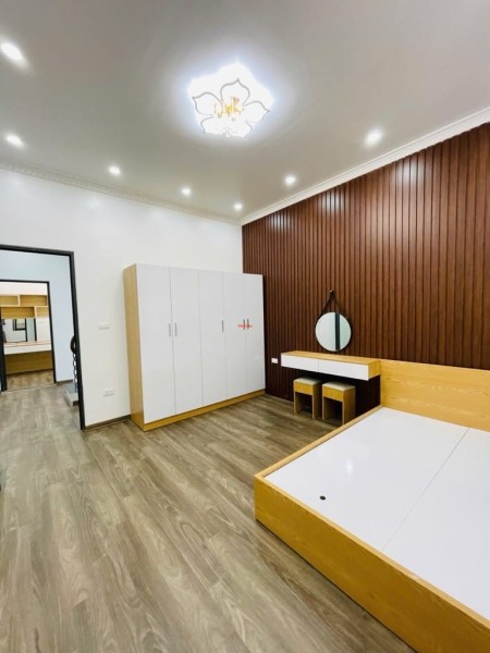 Nhà Đẹp Giá Hời! Ngọc Thụy 40m, 5 Tầng, 5.x Tỷ