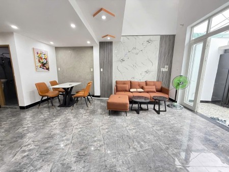Nhà diện tích lớn, ngang rộng 6.5m nở hậu 8.3m, gác lửng đúc, kiên cố, sạch đẹp