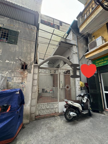 Chính chủ cần bán nhà phố 8/3, Hai Bà Trưng, SĐCC 51m2, ngõ rộng, oto 4 chỗ đỗ,giá tốt