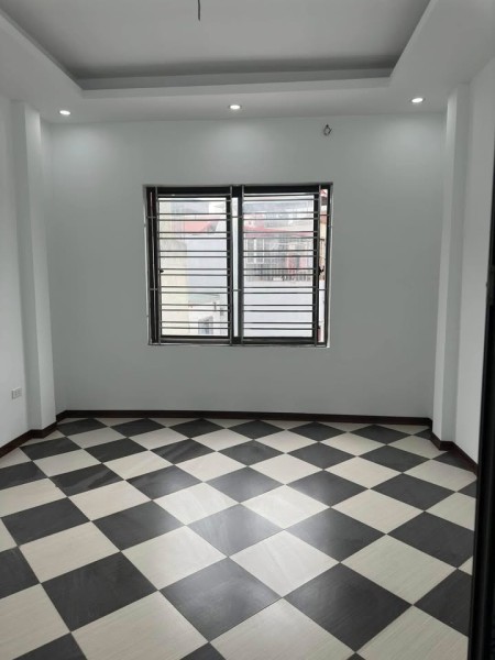 Nhà riêng Tân Mai, 26/30m2x4 tầng, Mặt ngõ kinh doanh, Ô tô đỗ cửa, SĐCC, Chưa đến 5 tỷ