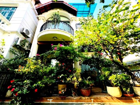 Biệt thự sân vườn siêu đẹp, lô góc, có thang máy - gara ô tô, DT 105m2, giá 26,8 tỷ. LH 0834180368