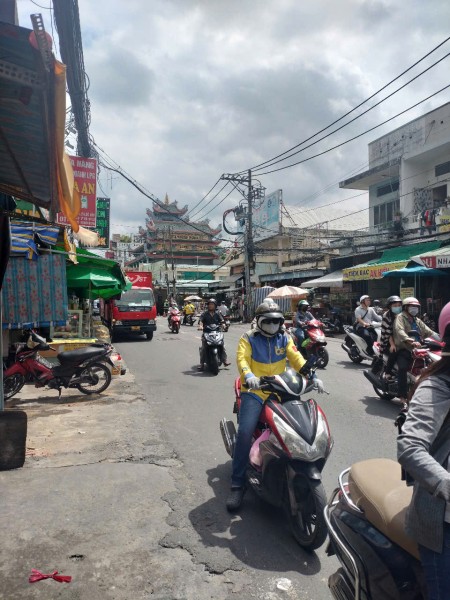 Bán nhà mặt tiền chợ khu dân cư đông đúc dễ kinh doanh