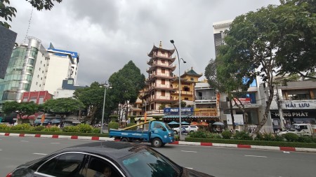 Cho thuê tòa nhà 7 tầng Đại Lộ Hòa Bình, trung tâm TP Cần Thơ