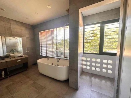 Bán nhà 4 tầng MT đường Nguyễn Hữu Thọ, gần sân bay Đà Nẵng. DT đất: 210m2.