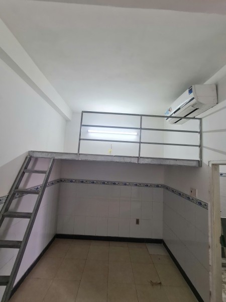 Cuối tháng trống 1 phòng có máy lạnh, ngay 182 Huỳnh Tấn Phát