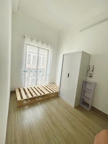 Trống sẵn phòng có nội thất, ban công, đi bộ tới Van Lang CS3, binh thanh