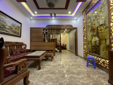 Cho thuê nhà nguyên căn 4.5 tầng ngõ Hồ Ba Mẫu, phợp hộ gia đình