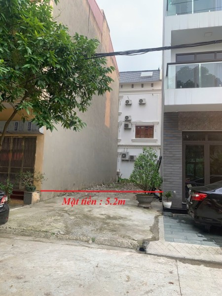 Cần tiền bán gấp lô đất tại Hà Nội, S= 61.6m2, MT: 5.2m, sổ đỏ chính chủ. Giá hết hơi: 1.9x tỷ